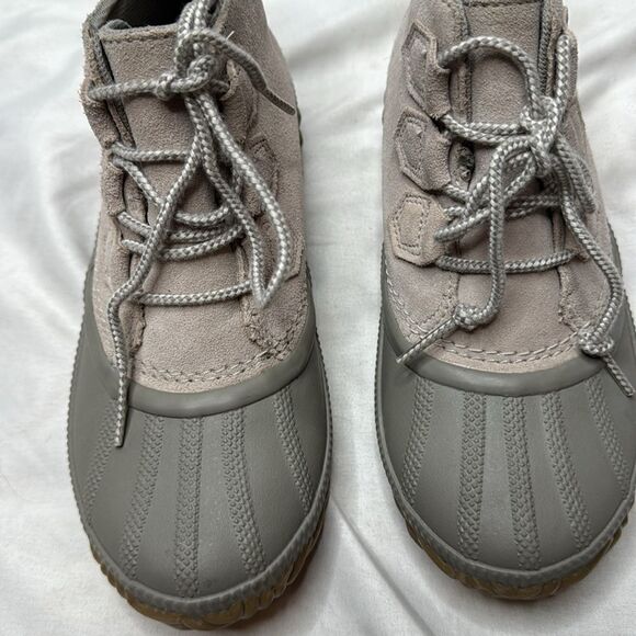 Sorel Out N About Plus Taupe Suede Duck Ankle Boots. Size 6. - Picture 2 of 12
